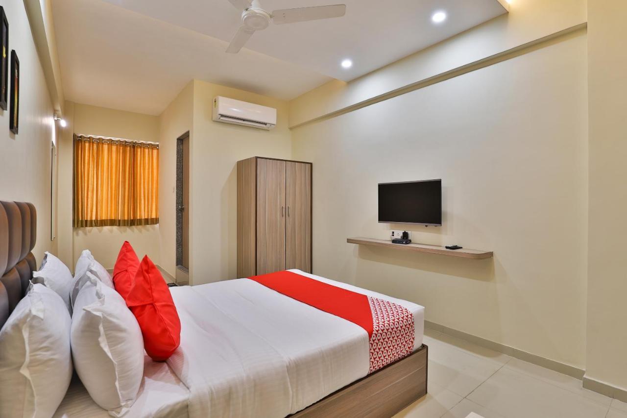 Oyo 28429 Hotel Citadel Surat Exterior foto