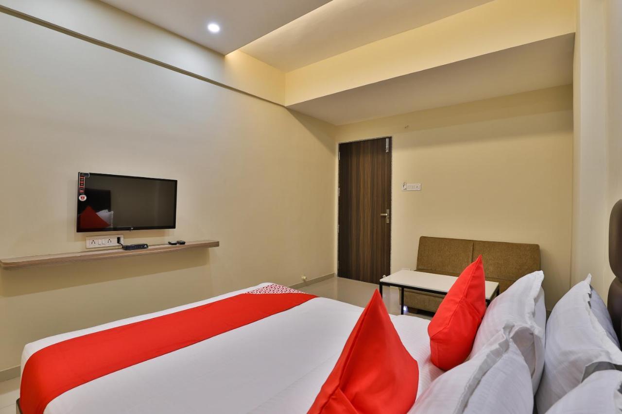 Oyo 28429 Hotel Citadel Surat Exterior foto